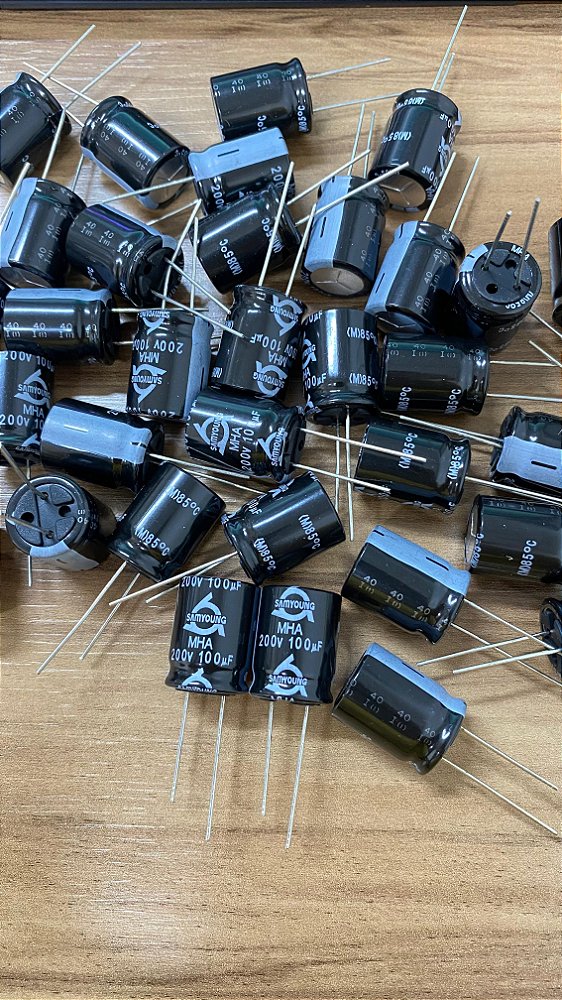 Capacitor Electrolytic 100µF 200V