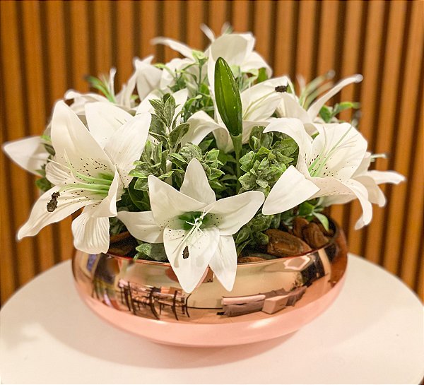 Arranjo Lírios Real Toque montados no Vaso Bacia Rosé