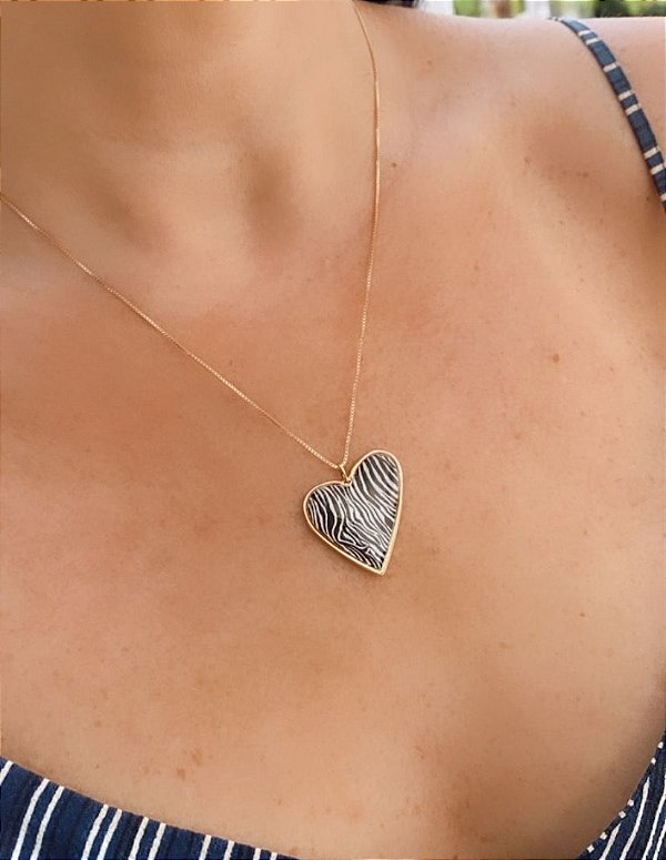 Colar Coração Animal Print Zebra Folheado em Ouro 18k