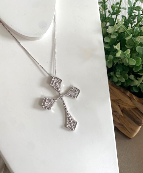 Colar com Crucifixo Cravejado de Zircônias Folheado em Ródio Branco