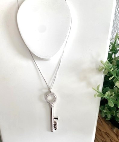 Colar com Chave Love Cravejada Folheado em Ródio Branco