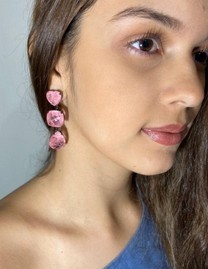 Brinco Comprido Pedra Fusion Rosa em Ródio Negro