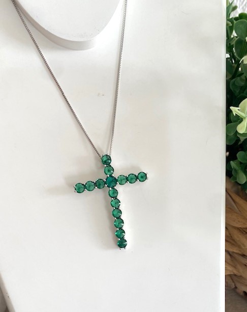 Colar com Crucifixo Cor Esmeralda Folheado em Ródio Branco