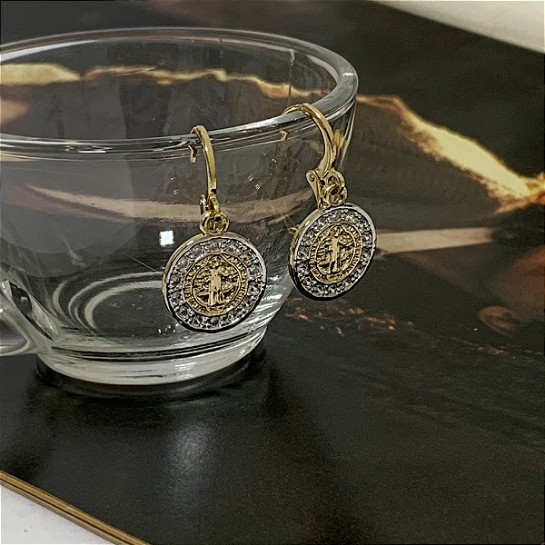 Argola Articulada Medalha de São Bento  Cravejada com Detalhes em Ródio Branco Folheada a Ouro