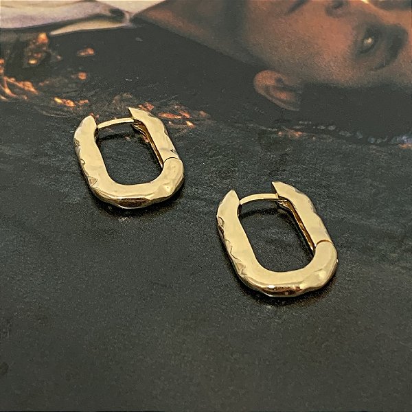 Argola Retangular Abaulada Martelada Folheada a Ouro