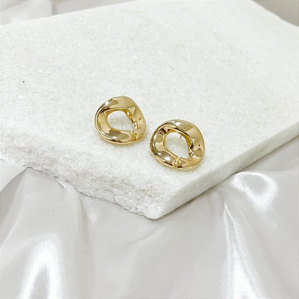 Brinco Círculo Frontal Martelado Folheado a Ouro