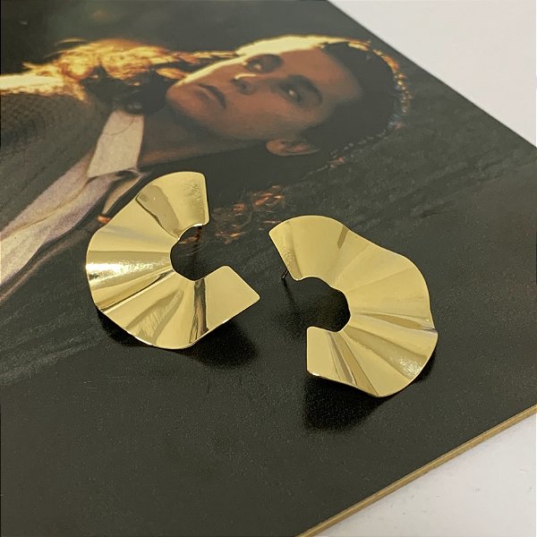 Brinco Meia Lua Ondulado Folheado a Ouro