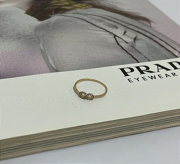 Anel Símbolo do Infinito Cravejado com Zircônia Folheado a Ouro
