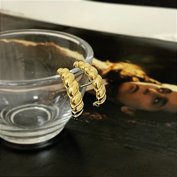Brinco Ear Hook Croissant Folheado a Ouro