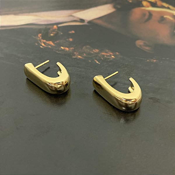 Argola em J Abaulada Folheado a Ouro