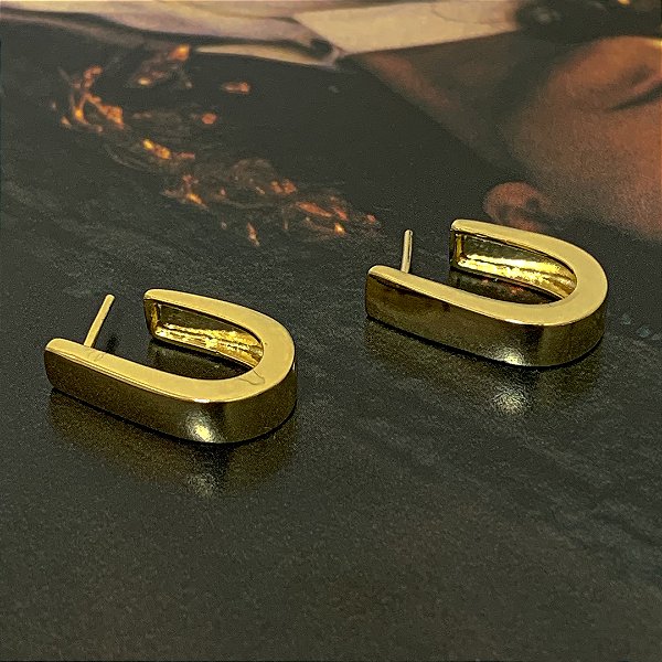 Argola em J Fio Retangular Folheado a Ouro