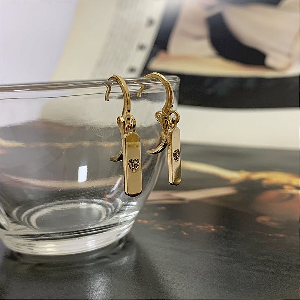 Argola Plaquinha Coração Cravejado com Microzircônias Folheado a Ouro