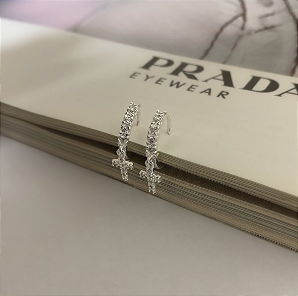 Argola Articulada Cravejada de Zircônias com Cruz em Prata 925