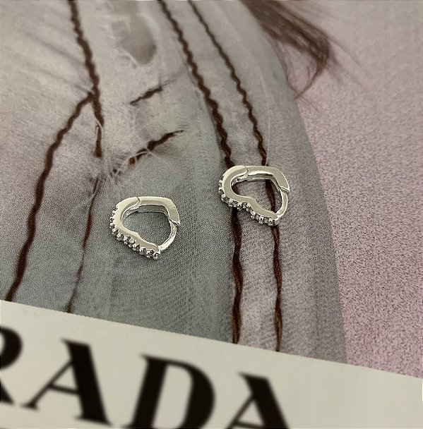 Argola Articulada de Coração Cravejada com Zircônias em Prata 926