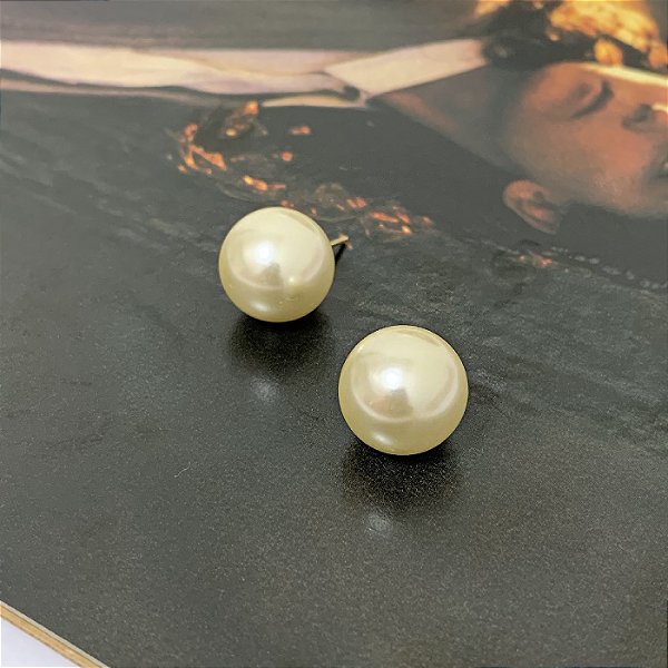 Brinco de Pérola Sintética Grande Folheado a Ouro