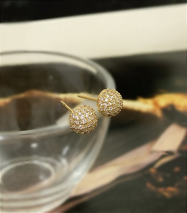 Brinco Semi Círculo Cravejado em Microzircônias Folheado a Ouro