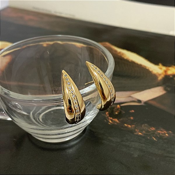 Brinco Gota Cravejada em Zircônias Folheado a Ouro