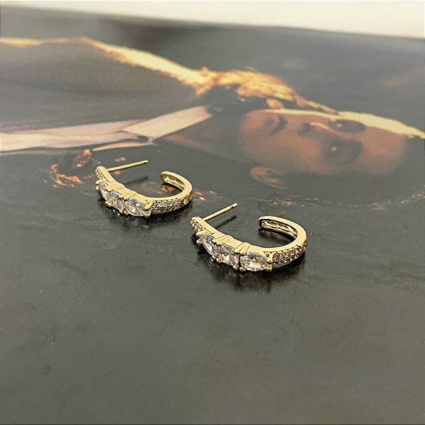 Argola em Jota Cravejada com Zircônias Folheada a Ouro