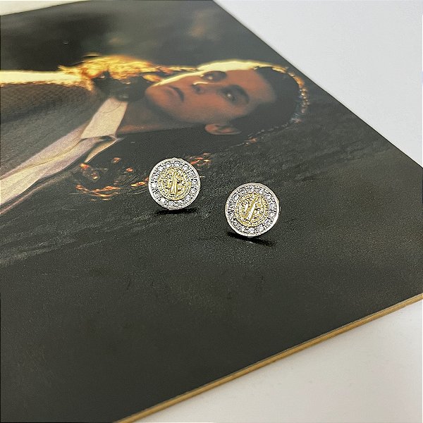 Brinco Fixo Medalha de São Bento Rodinada Cravejada com Zircônias Folheado a Ouro