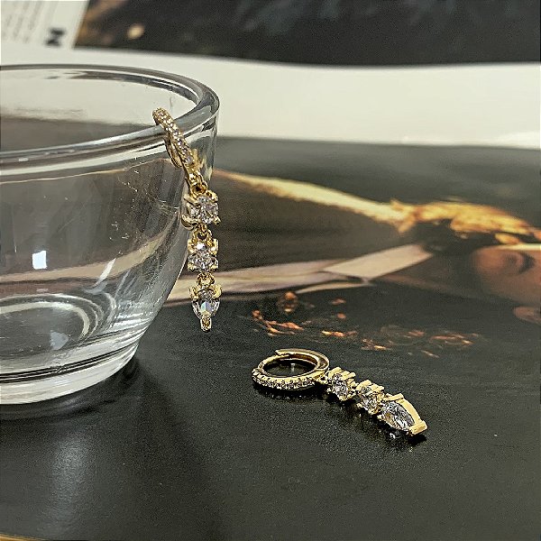 Argola Cravejada com Microzircônias com Zircônias Penduradas Folheada a Ouro