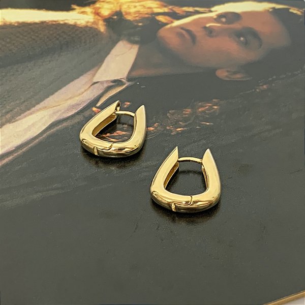 Argola Articulada Oval Abaulada Folheada a Ouro