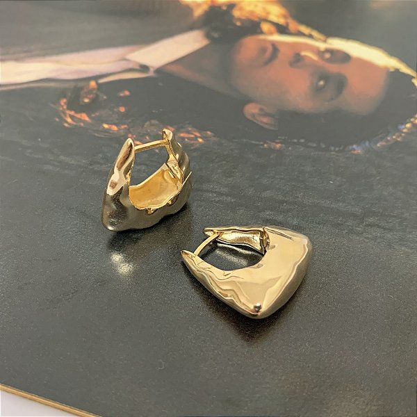 Argola Triangular Martelada Folheado a Ouro