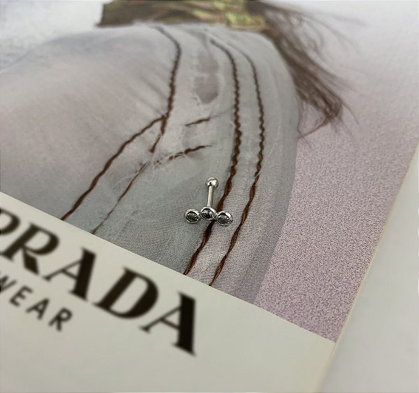 Piercing de Orelha em Aço Cirúrgico Modelo Meia Lua com 3 Zircônias em Cravação Inglesa