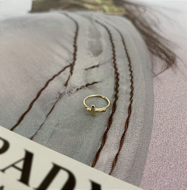 Piercing de Orelha em Aço Cirúrgico com Cruz Lisa