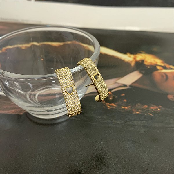 Brinco Ear Hook Cravejado em Microzircônias com Coração Vazado Folheado a Ouro