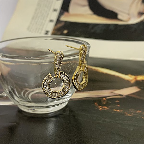 Brinco Cravejado com Microzirconias e Círculo Vazado Ondulado Folheado a Ouro