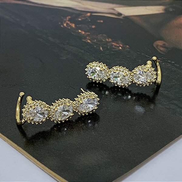 Brinco Ear Cuff com Zircônias Ovais Cravejadas Folheado a Ouro