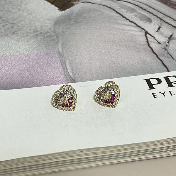 Brinco de Coração Cravejado com Zircônias Coloridas Folheado a Ouro