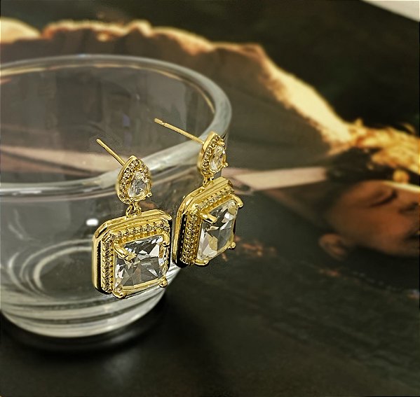 Brinco Quadrado Cravejado com Microzircônias e Pedra Cristal Folheado a Ouro