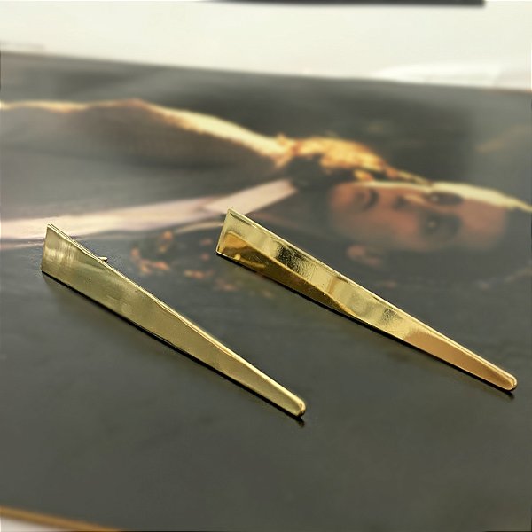 Brinco Triângulo Invertido Alongado Folheado a Ouro