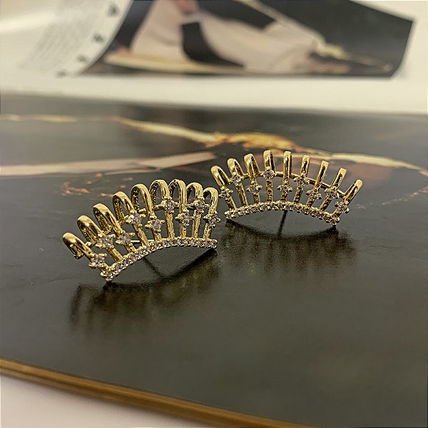 Brinco Ear Cuff Cravejado com Microzircônias Folheado a Ouro