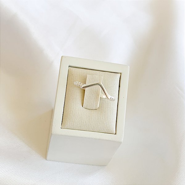 Anel Minimalista V Em Prata 925 - N°16