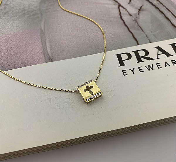 Colar Pingente com Cruz Vazada Cravejado com Zircônias Folheado a Ouro