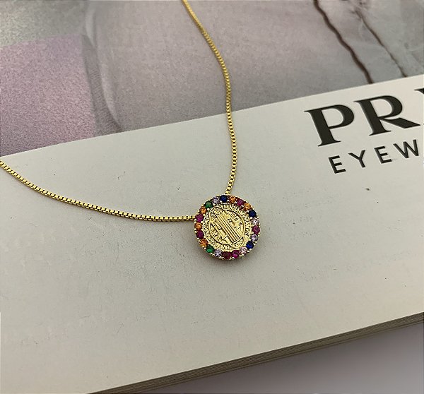 Colar com Pingente de São Bento Cravejado com Zircônias Coloridas Folheado a Ouro