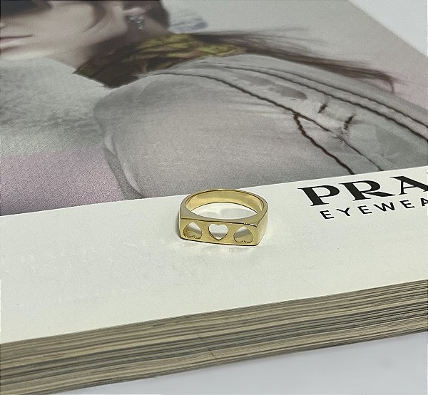 Anel Retangular com Corações Vazados Folheado a Ouro