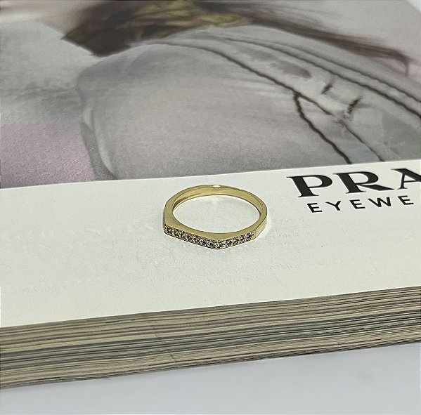 Anel Aparador Retangular Slim Cravejado com Microzircônias Folheado a Ouro