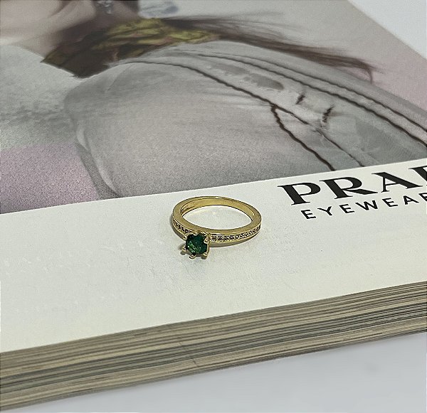 Anel Solitário com Pedra Verde Folheado a Ouro