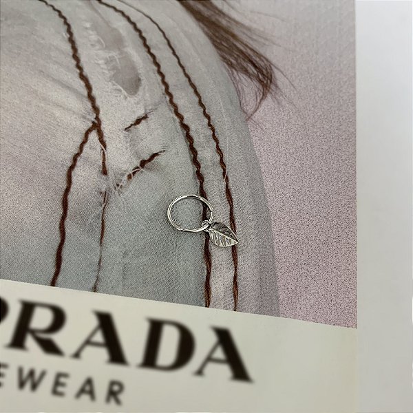 Piercing de Orelha em Aço Cirúrgico Argolinha com Folha Pendurada