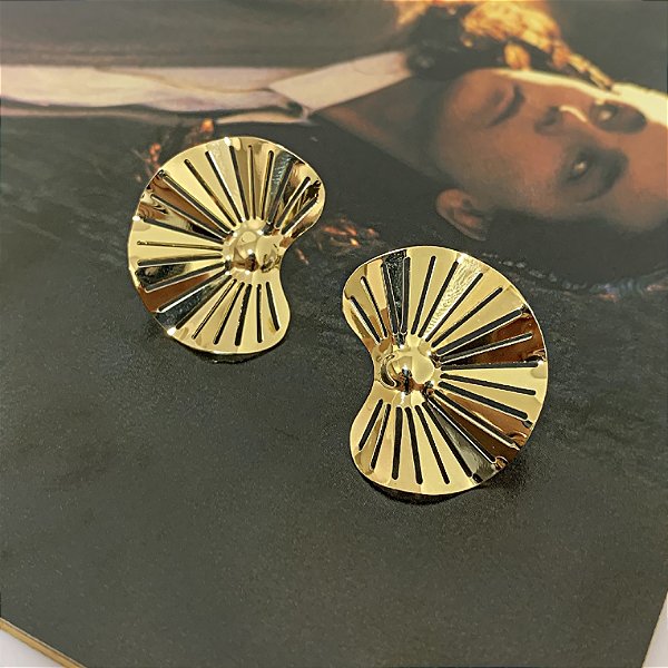 Brinco Meia Lua Vazado Ondulado Folheado a Ouro