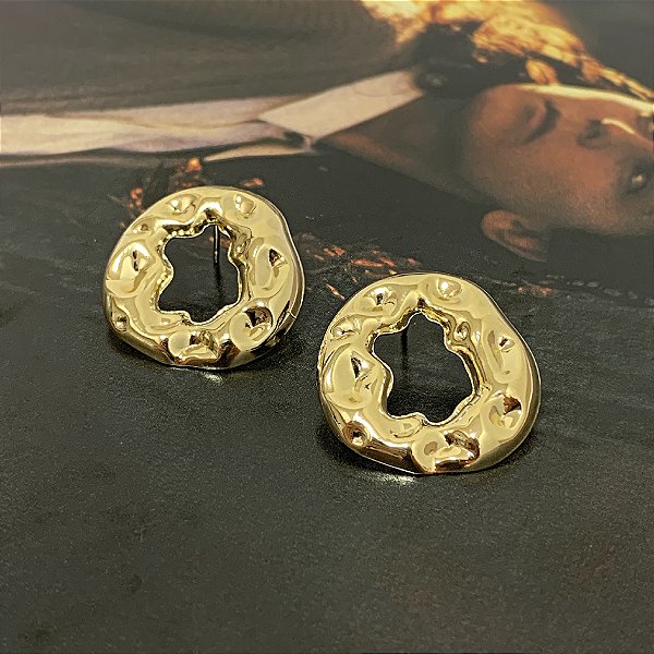 Brinco Círculo Vazado Martelado Folheado a Ouro