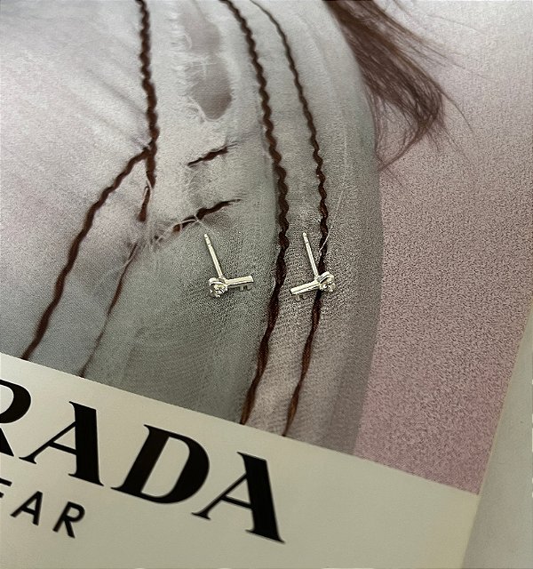 Brinco Chave com Ponto de Luz em Prata 925