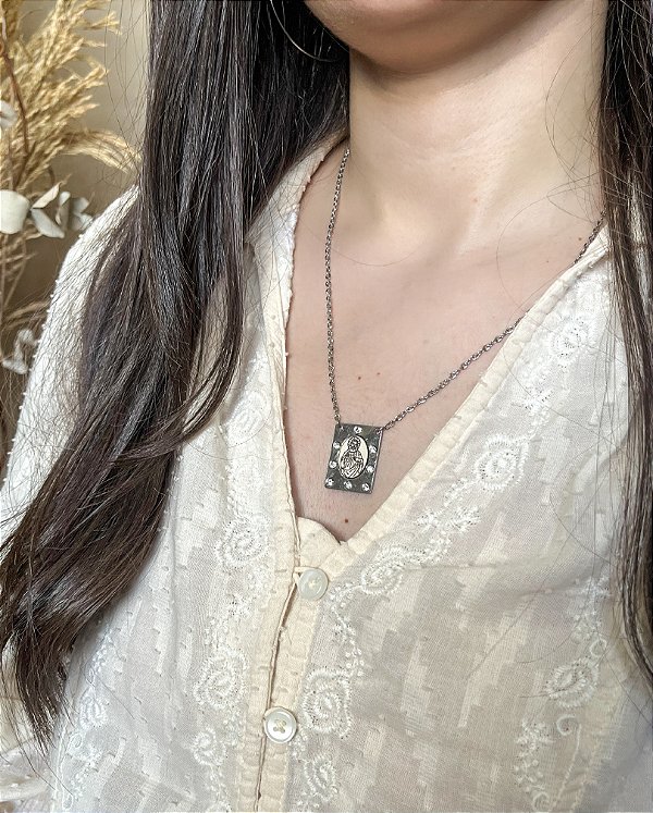Escapulário Nossa Senhora Aparecida Cravejado Desenhado a Laser em Aço Inox