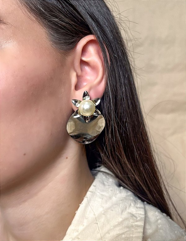 Brinco Chapa Martelada com Flor em Aço Inox