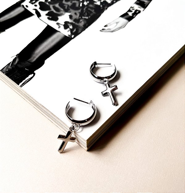 Argola com Berloque de Cruz