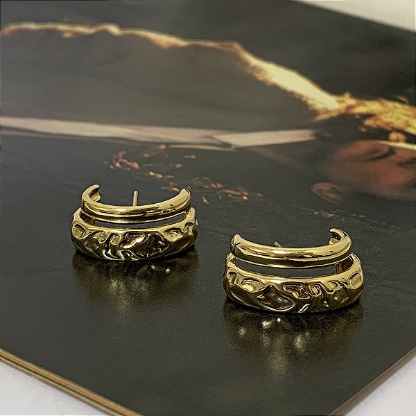 Brinco Ear Hook com Chapa Martelada Folheado a Ouro
