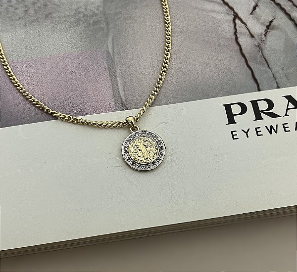 Colar Corrente Grumet com Medalha de São Bento com detalhes em Ródio Branco Cravejada de Zircônias Folheado a Ouro